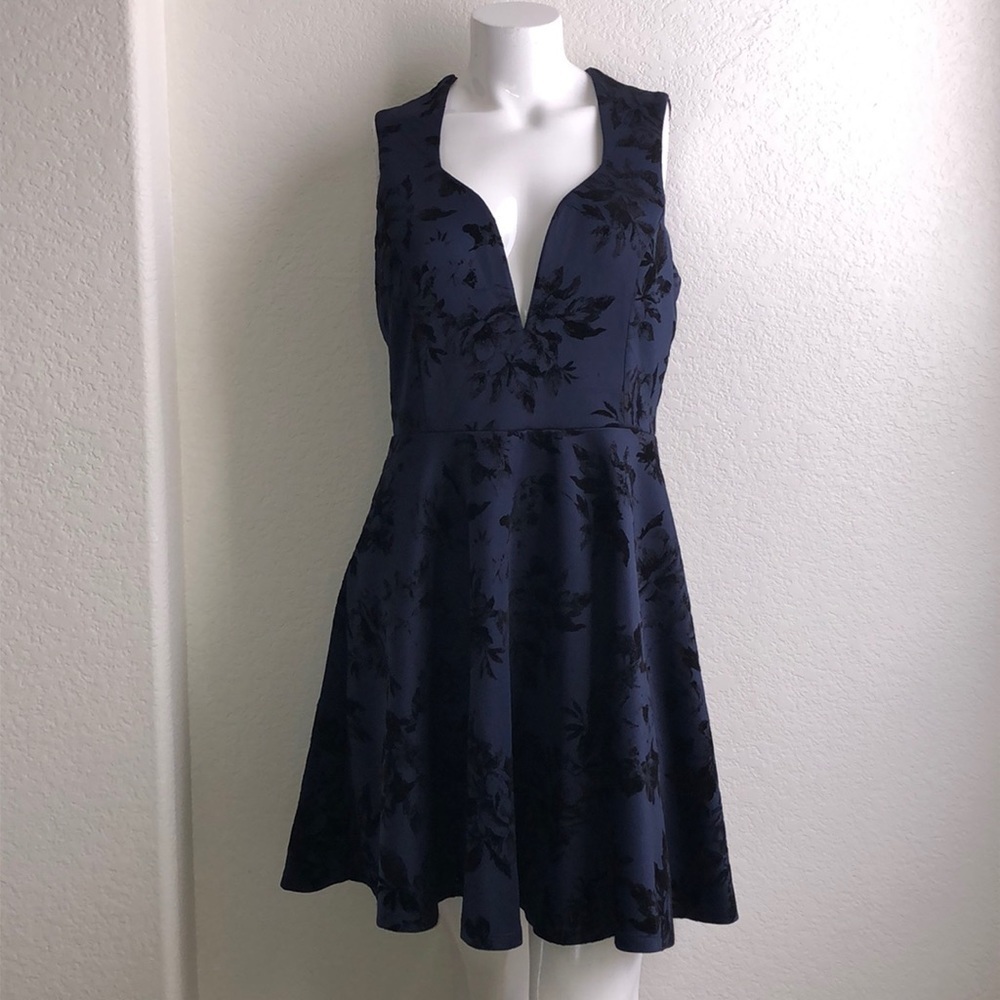 Windsor Navy Sleeveless Plunge Dress Size 1XL